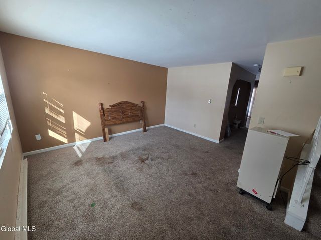 7 Woodridge Circle, Halfmoon, NY 12065