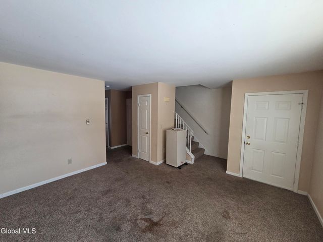 7 Woodridge Circle, Halfmoon, NY 12065