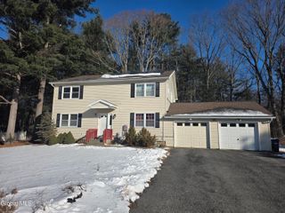7 Woodridge Circle, Halfmoon, NY 12065