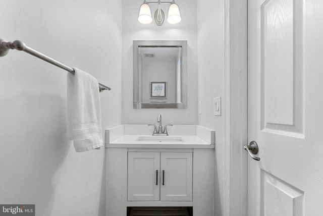 2467 CYPRESS GREEN LN, Herndon, VA 20171