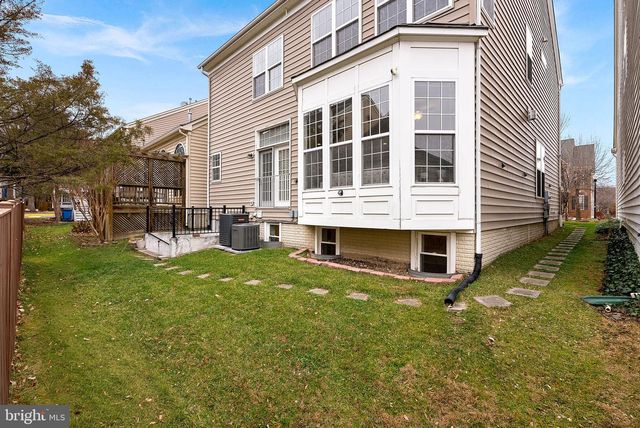 2467 CYPRESS GREEN LN, Herndon, VA 20171