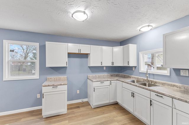 313 W 10Th Street, Muncie, IN 47302