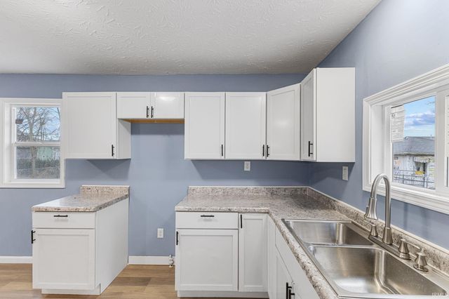 313 W 10Th Street, Muncie, IN 47302