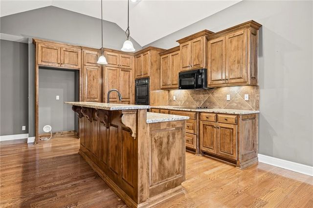 16639 W 168 Place, Olathe, KS 66062