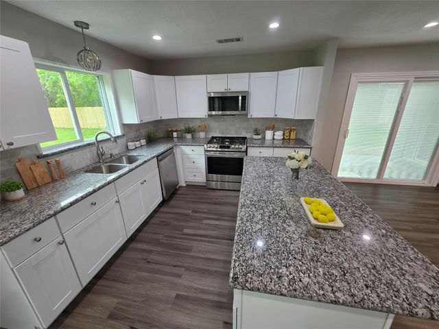 910 Royal Oak Drive, Dickinson, TX 77539