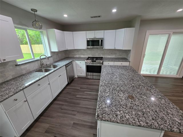 910 Royal Oak Drive, Dickinson, TX 77539