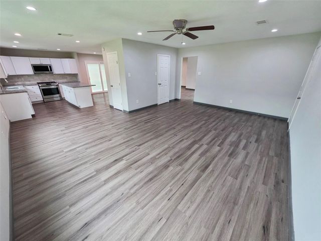 910 Royal Oak Drive, Dickinson, TX 77539
