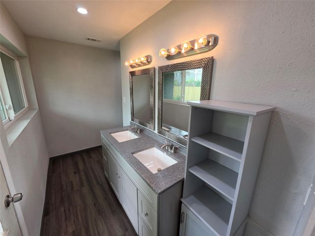 910 Royal Oak Drive, Dickinson, TX 77539