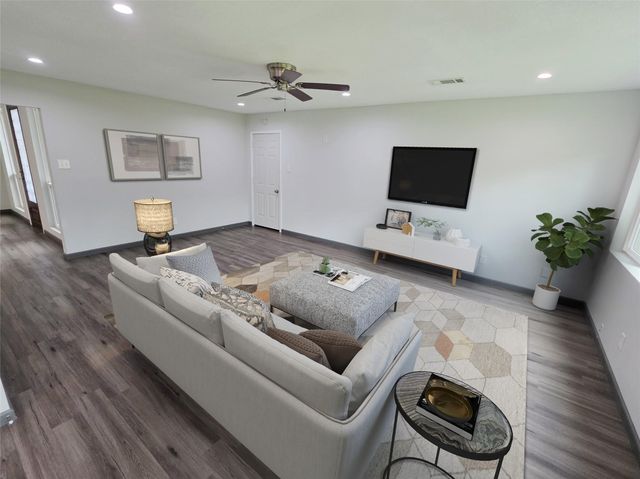 910 Royal Oak Drive, Dickinson, TX 77539