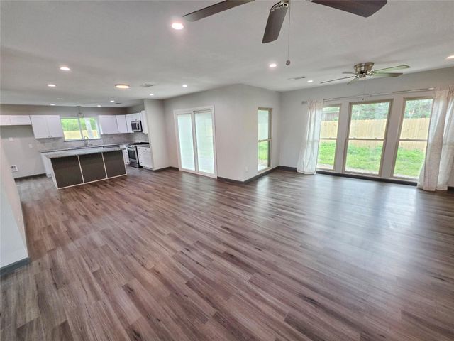 910 Royal Oak Drive, Dickinson, TX 77539