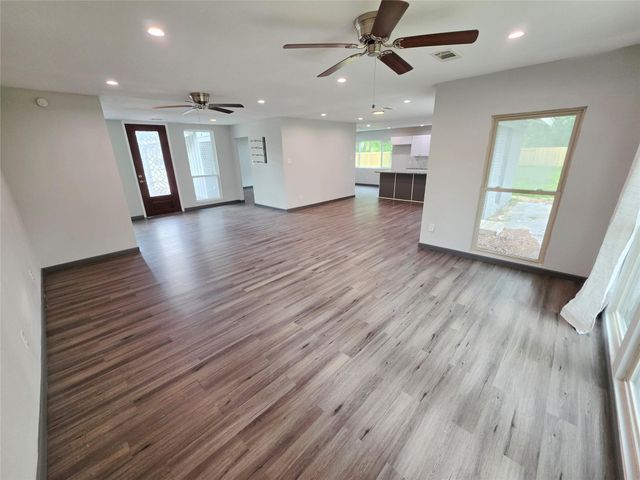 910 Royal Oak Drive, Dickinson, TX 77539