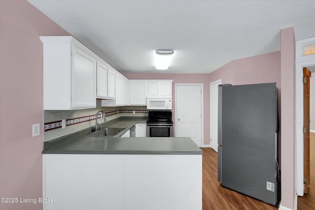 5812 Lake Erie Dr, Louisville, KY 40291