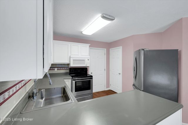 5812 Lake Erie Dr, Louisville, KY 40291