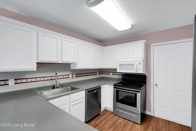 5812 Lake Erie Dr, Louisville, KY 40291