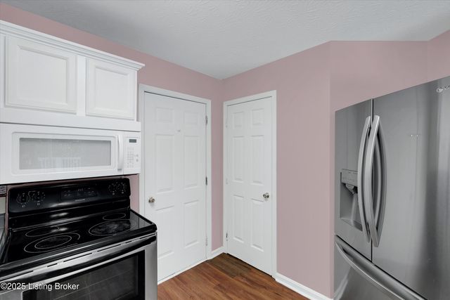 5812 Lake Erie Dr, Louisville, KY 40291