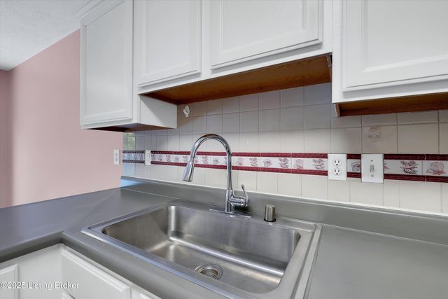 5812 Lake Erie Dr, Louisville, KY 40291