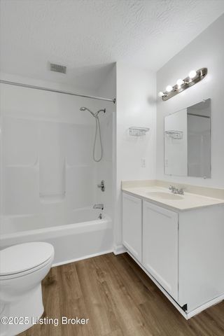 5812 Lake Erie Dr, Louisville, KY 40291