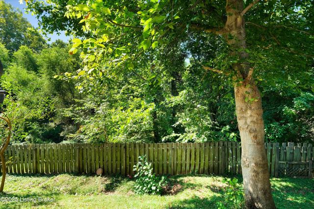 5812 Lake Erie Dr, Louisville, KY 40291