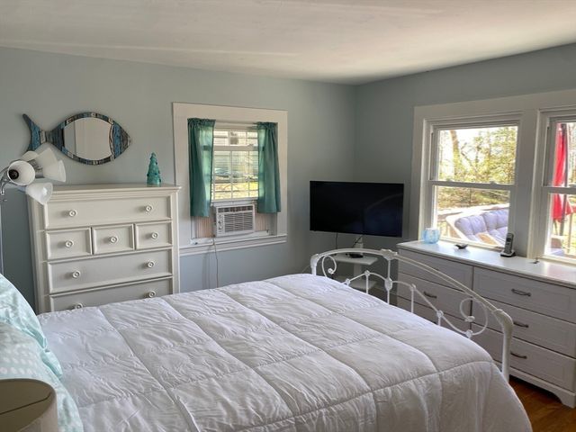 3 Woodlawn Ave, Mattapoisett, MA 02739