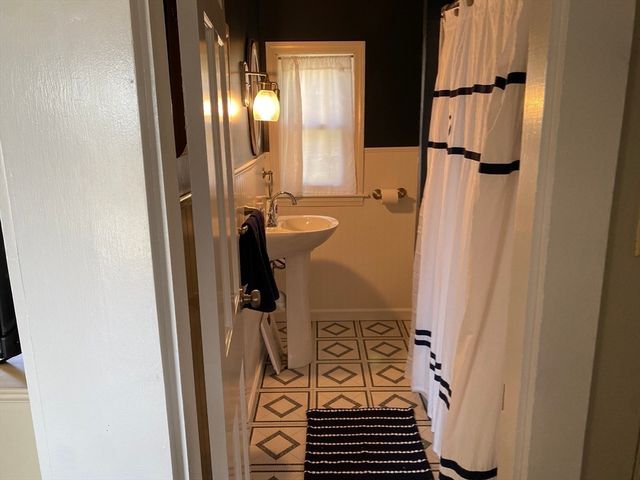 3 Woodlawn Ave, Mattapoisett, MA 02739