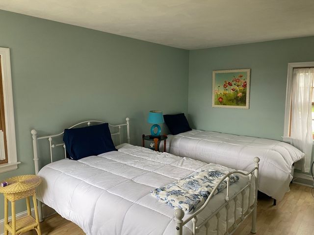 3 Woodlawn Ave, Mattapoisett, MA 02739