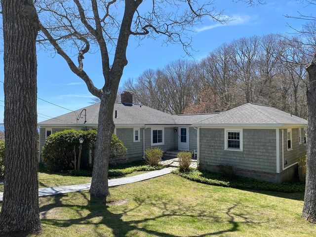 3 Woodlawn Ave, Mattapoisett, MA 02739