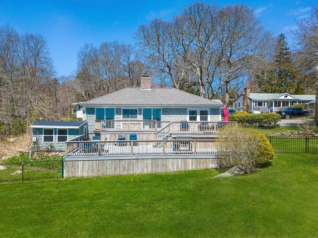 3 Woodlawn Ave, Mattapoisett, MA 02739