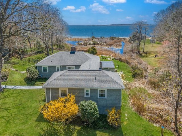 3 Woodlawn Ave, Mattapoisett, MA 02739