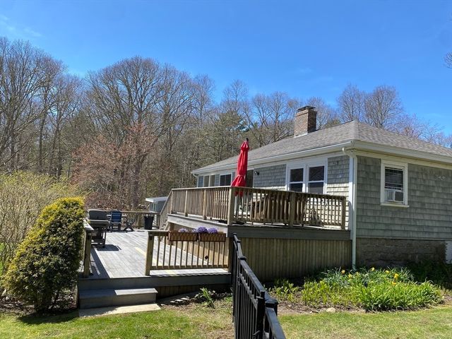 3 Woodlawn Ave, Mattapoisett, MA 02739