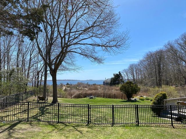 3 Woodlawn Ave, Mattapoisett, MA 02739
