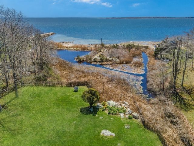 3 Woodlawn Ave, Mattapoisett, MA 02739