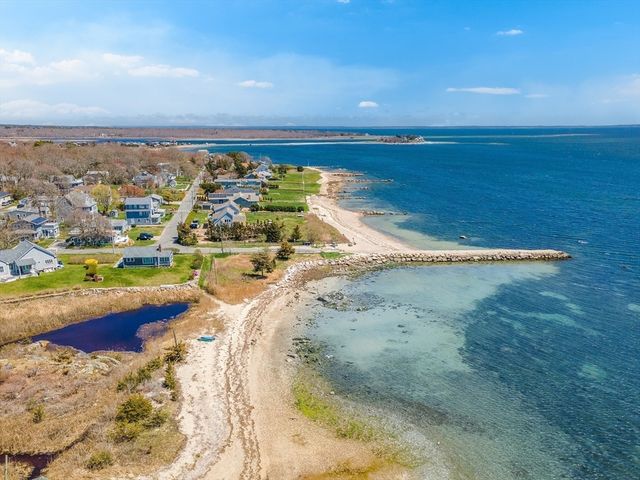 3 Woodlawn Ave, Mattapoisett, MA 02739