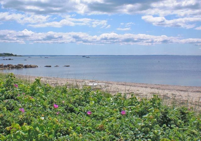 3 Woodlawn Ave, Mattapoisett, MA 02739