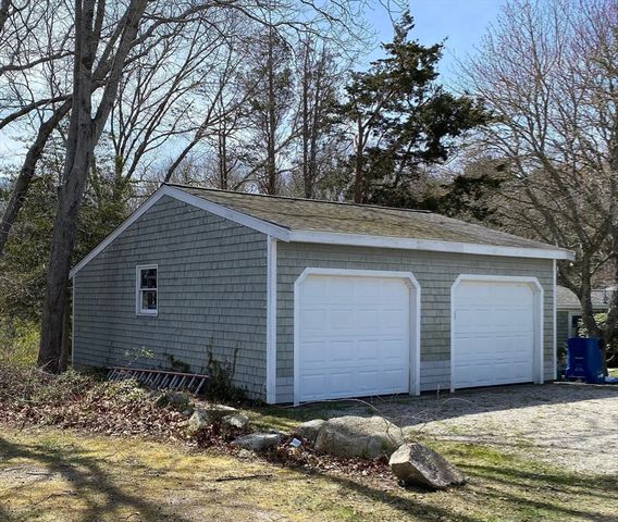 3 Woodlawn Ave, Mattapoisett, MA 02739