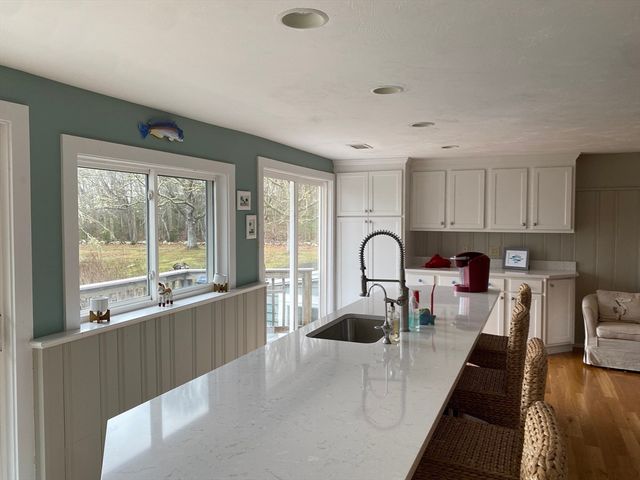 3 Woodlawn Ave, Mattapoisett, MA 02739