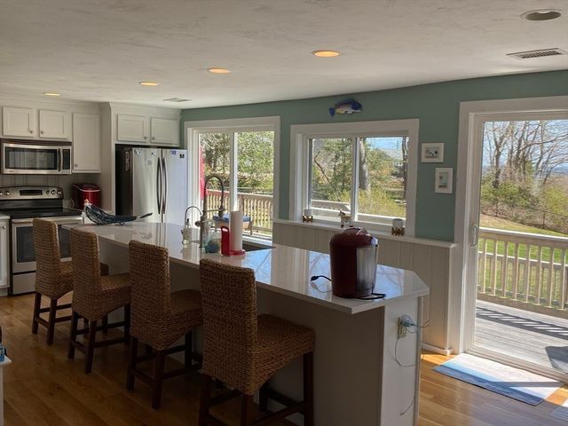 3 Woodlawn Ave, Mattapoisett, MA 02739