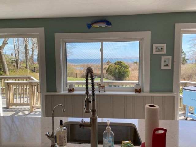3 Woodlawn Ave, Mattapoisett, MA 02739