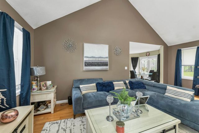 12 Chester Road, Derry, NH 03038