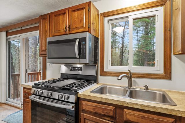 8 Iroquois Circle, Londonderry, NH 03053