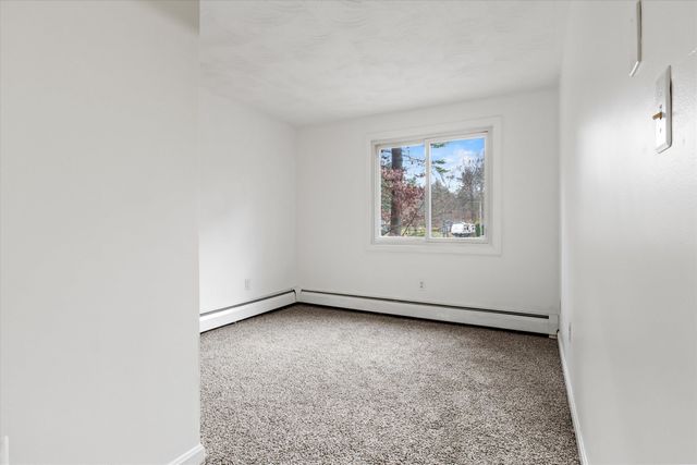 8 Iroquois Circle, Londonderry, NH 03053