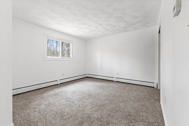 8 Iroquois Circle, Londonderry, NH 03053