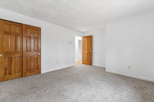 8 Iroquois Circle, Londonderry, NH 03053