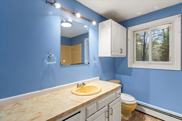 8 Iroquois Circle, Londonderry, NH 03053