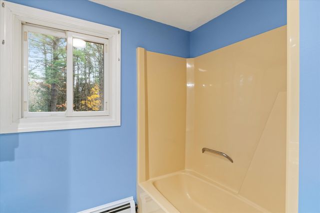 8 Iroquois Circle, Londonderry, NH 03053