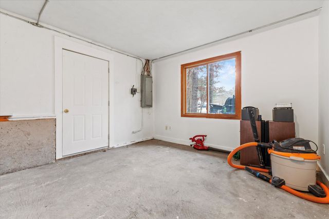 8 Iroquois Circle, Londonderry, NH 03053