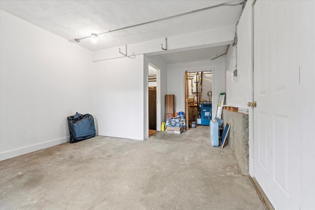 8 Iroquois Circle, Londonderry, NH 03053