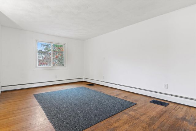 8 Iroquois Circle, Londonderry, NH 03053