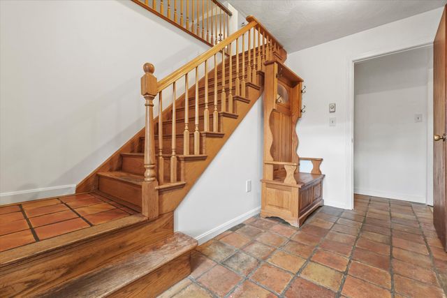 8 Iroquois Circle, Londonderry, NH 03053