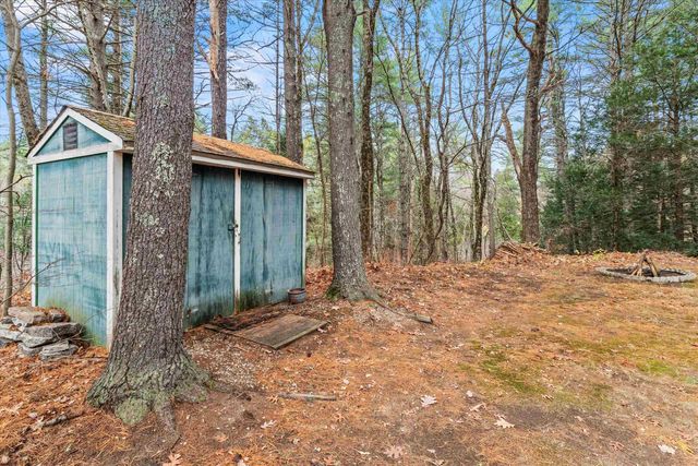 8 Iroquois Circle, Londonderry, NH 03053