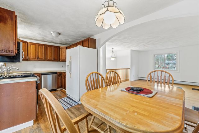 8 Iroquois Circle, Londonderry, NH 03053